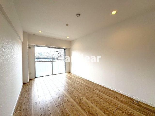 竹ノ塚ハイリビングの洋室|ドキドキの新生活も、安心してスタート。ぴったりの住まいを見つけませんか？クランディアが一緒に住まい選びをサポートします‼　まずは、お気軽にお問合せください　＃クランディア