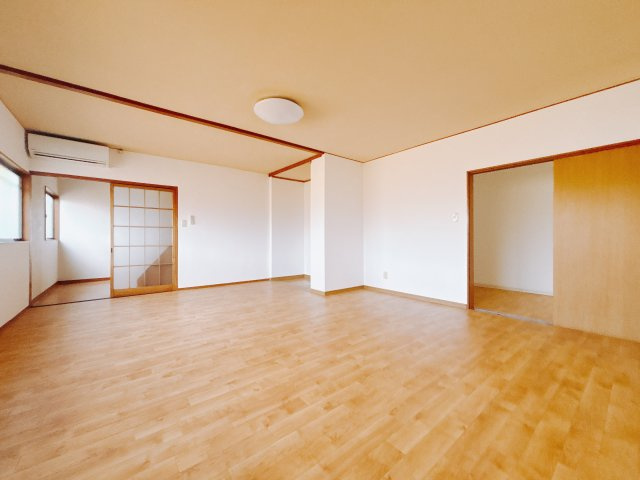 【中古戸建】桐生市相生町2丁目の洋室|■1階洋室｜広さ10帖の明るく開放的な洋室。お友達やご親戚を招いて、賃貸では出来なかったホームパーティーができます。