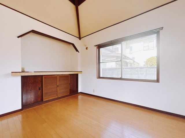 【中古戸建】桐生市相生町2丁目の洋室|■1階洋室｜オシャレな収納がございます♪家族の写真や趣味の物を飾っても良いですね♪