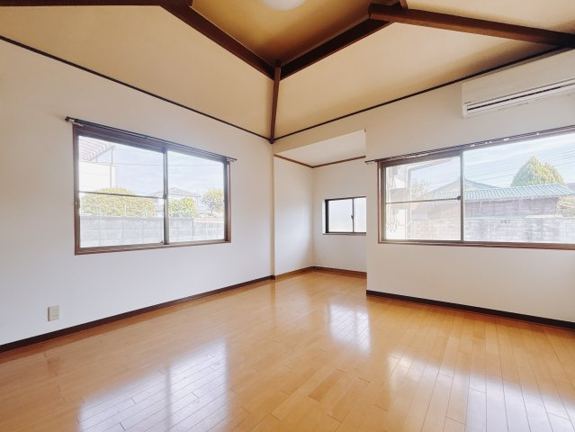 【中古戸建】桐生市相生町2丁目の洋室|■1階洋室｜三面採光の日差しが暖かな一室です。