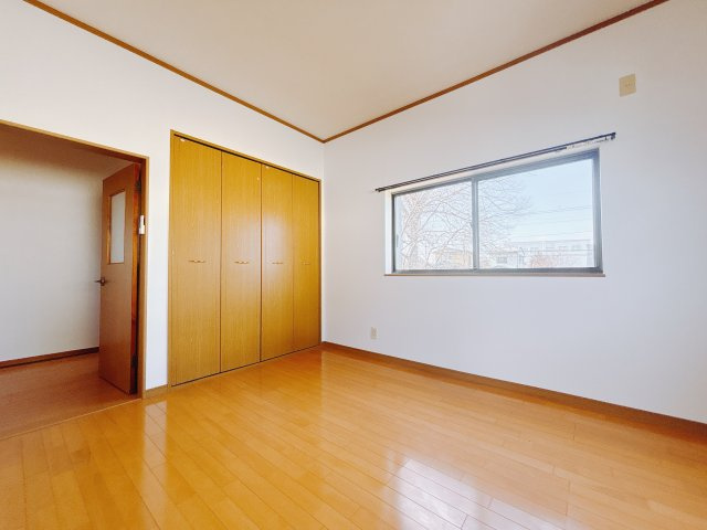 【中古戸建】桐生市相生町2丁目の洋室|■2階洋室｜ナチュラルカラーの床です。模様替えなどとても楽しく工夫できます♪陽当たり、風通しもとても良いので毎日快適な生活スタートです！子供部屋にも良いですね♪