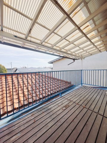 【中古戸建】桐生市相生町2丁目のバルコニー|■バルコニー｜お布団がたくさん干せますね♪バルコニーから入る日差しは暖かく、爽快な朝の目覚めを促してくれます♪洗濯物やお布団を干して太陽の香りを吸い込んだお布団で夜はおやすみください。