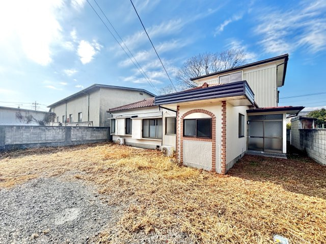 【中古戸建】桐生市相生町2丁目の外観|■外観｜広々とした駐車スペースで楽々駐車可能！お買い物後もスムーズにお荷物を運べます♪