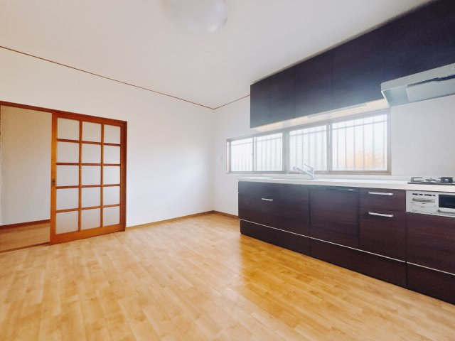 【中古戸建】桐生市相生町2丁目のキッチン|■ダイニングキッチン｜キッチンの部屋が独立している為、お料理時の油の臭いや煙などが隣接するお部屋に充満しにくい造りとなっています♪