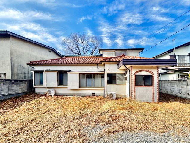 【中古戸建】桐生市相生町2丁目のキッチン|■ダイニングキッチン｜キッチンの部屋が独立している為、お料理時の油の臭いや煙などが隣接するお部屋に充満しにくい造りとなっています♪