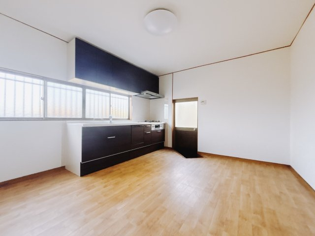 【中古戸建】桐生市相生町2丁目のキッチン|■ダイニングキッチン｜独立キッチンのメリットは人目を気にせずお料理が出来ることです！来客時にも手元を見られない安心感があります。収納棚を設けてスッキリしたキッチンに変身可能です♪