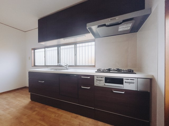 【中古戸建】桐生市相生町2丁目のキッチン|■キッチン｜ワークトップ下には、圧力鍋やパスタ鍋などのかさばる調理器具もラクラク収納可能なスライド収納！ものが溢れがちなキッチン回りもスッキリきれいに管理ができます♪