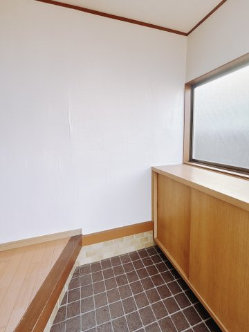 【中古戸建】桐生市相生町2丁目の玄関|■玄関｜毎日の「いってらっしゃい」や「お帰りなさい」を大切なご家族と過ごす玄関は〈使いやすさ〉を追求しております。玄関横の物入は急な来客時でもさっとお片付けできるスペースを確保しています。