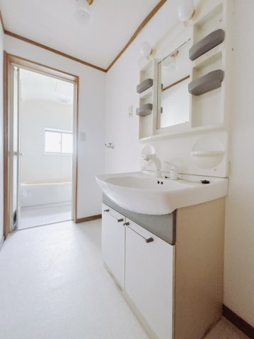 【中古戸建】桐生市相生町2丁目の独立洗面台|■洗面室｜洗濯機を置いてもゆとりある広さの洗面脱衣室です♪三面鏡の洗面化粧台なので身支度もしやすくおしゃれが好きな方にも嬉しい設計です♪窓があるので換気の際も楽ちんです♪