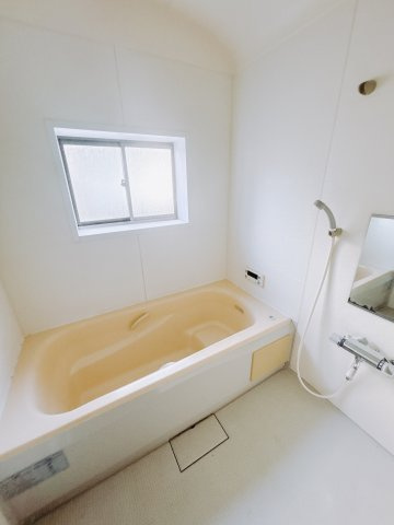 【中古戸建】桐生市相生町2丁目の浴室|■浴室｜1日の疲れを癒せるお風呂♪足がのばせるほど広いお風呂にはエコベンチも搭載！小さいお子様も浅いベンチに座り一緒にお風呂へ入れます♪休日は朝風呂もいいですね＾＾