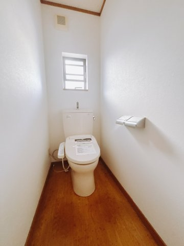 【中古戸建】桐生市相生町2丁目のトイレ|■トイレ｜自然光が入る落ち着いた空間です♪