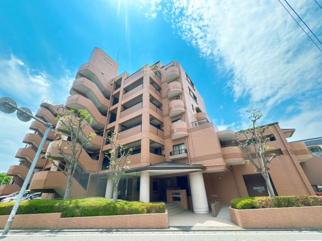 【外観】 | いずみハイツ二日市☆仲介手数料無料☆ | 徒歩圏内にスーパーやコンビニ、ドラッグストアが揃う抜群の生活環境。最寄り駅へのアクセスも良く、毎日の通勤・通学や休日のお出かけにも便利な好立地です。