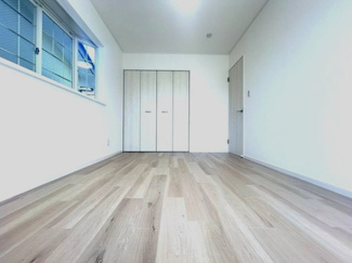 【洋室】 | 海老名市上今泉1丁目 中古戸建て | 2面採光・南面に窓：洋室6.7帖（2階）