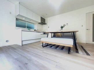 【居間・リビング】 | 海老名市上今泉1丁目 中古戸建て | LDK10.8帖（1階）別角度　※家具・小物等は販売対象外