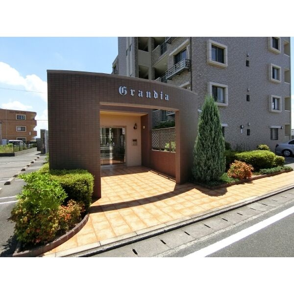 グランディアのエントランス|清潔なエントランス♪