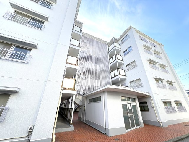 綾瀬ファイナンスの外観|ドキドキの新生活も、安心してスタート。ぴったりの住まいを見つけませんか？クランディアが一緒に住まい選びをサポートします‼　まずは、お気軽にお問合せください　＃クランディア