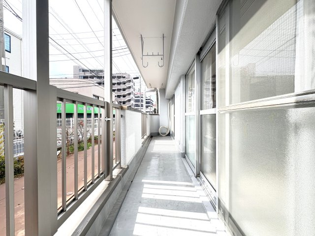 綾瀬ファイナンスのバルコニー|ドキドキの新生活も、安心してスタート。ぴったりの住まいを見つけませんか？クランディアが一緒に住まい選びをサポートします‼　まずは、お気軽にお問合せください　＃クランディア