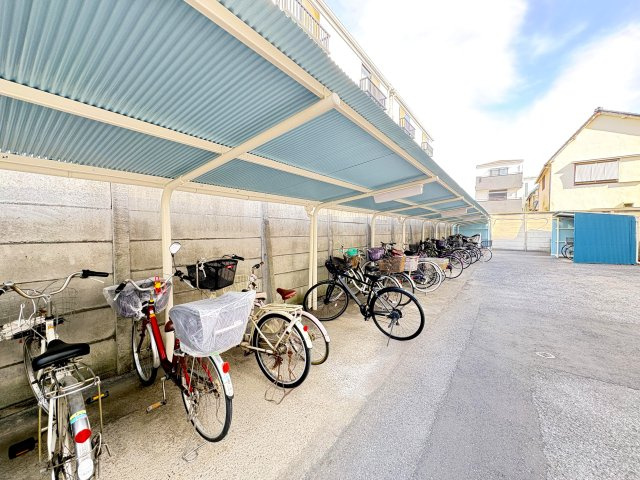 綾瀬ファイナンスの駐輪場|ドキドキの新生活も、安心してスタート。ぴったりの住まいを見つけませんか？クランディアが一緒に住まい選びをサポートします‼　まずは、お気軽にお問合せください　＃クランディア