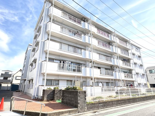 綾瀬ファイナンスの外観|ドキドキの新生活も、安心してスタート。ぴったりの住まいを見つけませんか？クランディアが一緒に住まい選びをサポートします‼　まずは、お気軽にお問合せください　＃クランディア