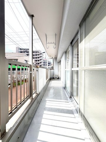 綾瀬ファイナンスのバルコニー|ドキドキの新生活も、安心してスタート。ぴったりの住まいを見つけませんか？クランディアが一緒に住まい選びをサポートします‼　まずは、お気軽にお問合せください　＃クランディア