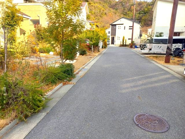 宝塚市山手台東5丁目一戸建の前面道路含む現地写真