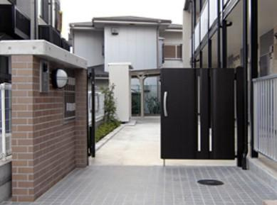 レオパレスステーションプラザⅡのエントランス