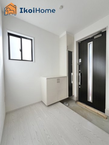 明石市日富美町1期　全7棟3号棟　新築戸建の玄関|◆同社施工例◆玄関には靴をたくさん収納できるシューズボックスを完備しております！