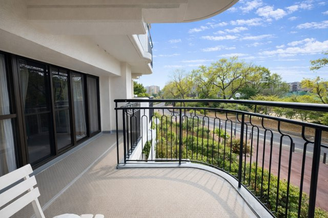 茶屋ケ坂公園ハイツB棟のバルコニー