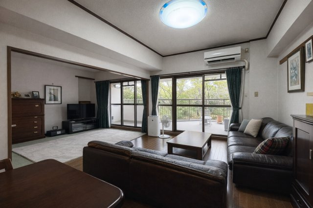 茶屋ケ坂公園ハイツB棟の居間・リビング|※室内写真は一部CG処理を施しております。