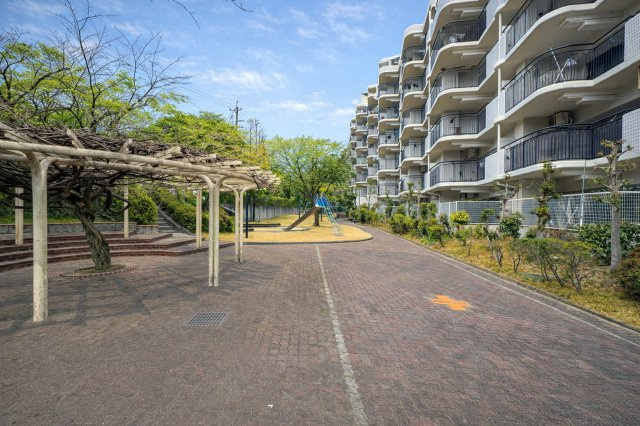 茶屋ケ坂公園ハイツB棟の中庭