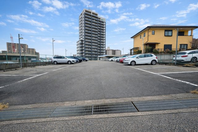 茶屋ケ坂公園ハイツB棟の駐車場