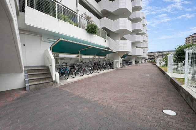 茶屋ケ坂公園ハイツB棟の駐輪場