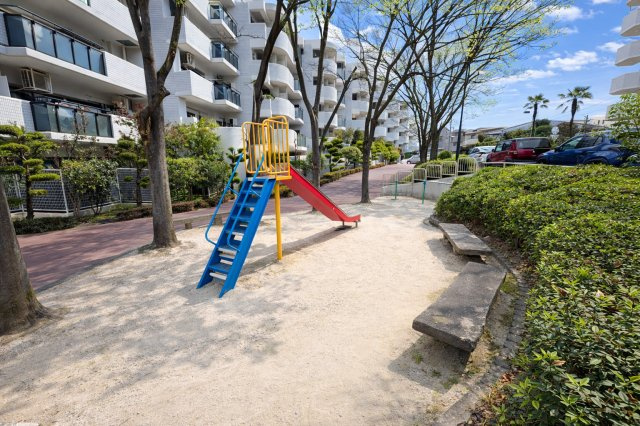 茶屋ケ坂公園ハイツB棟の中庭