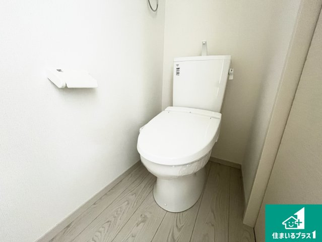 守山市吉身　第1期　新築一戸建てのトイレ|1・2階の2ヶ所にあるので、朝の忙しい時間の順番待ちもなく、深夜の利用にも大変便利です。