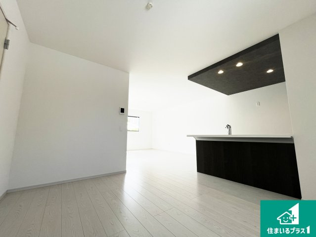 守山市吉身　第1期　新築一戸建ての居間・リビング|シンプルなリビングは、観葉植物等のインテリアを楽しめますね！パパ好みにも、ママ好みにも家具次第で雰囲気を変えることができます！