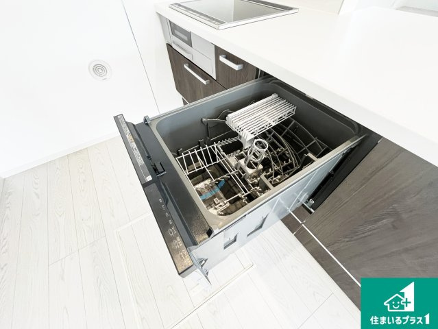 守山市吉身　第1期　新築一戸建ての設備|食事後の一仕事、食器洗いをボタン一つでお任せできちゃいます！場所を取らないビルトイン式なので、お料理スペースもしっかり確保！
