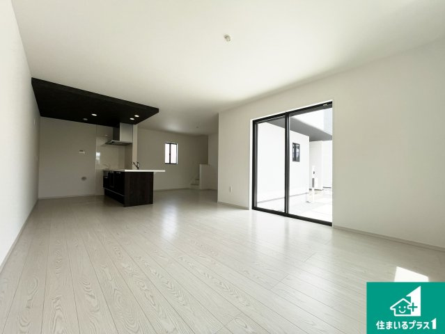 守山市吉身　第1期　新築一戸建ての居間・リビング|シンプルなリビングは、観葉植物等のインテリアを楽しめますね！パパ好みにも、ママ好みにも家具次第で雰囲気を変えることができます！