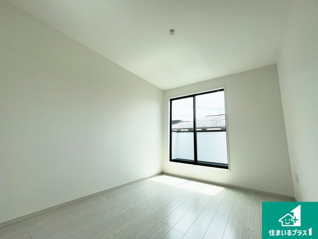 守山市吉身　第1期　新築一戸建ての洋室|寝室は心地よい眠りについてもらいたくて、シンプルかつ開放的な空間な設計にしています！大きな窓から差し込む日が心地いいです♪