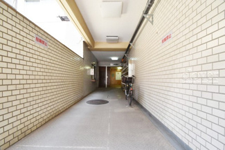 【エントランス】 | マンションの正面エントランス。出入りする人間を癒してくれるマンション入り口であり、その建物の「顔」でもあります。～即日のご見学可能～　お問合せはお気軽にどうぞ。
