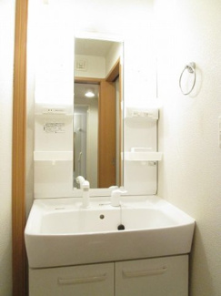 【洗面所】 | ラ・フルールＢ | 忙しい朝には欠かせない洗面所です