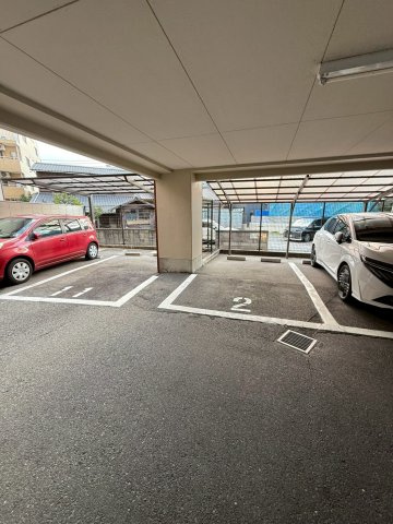 エクレール愛宕の駐車場