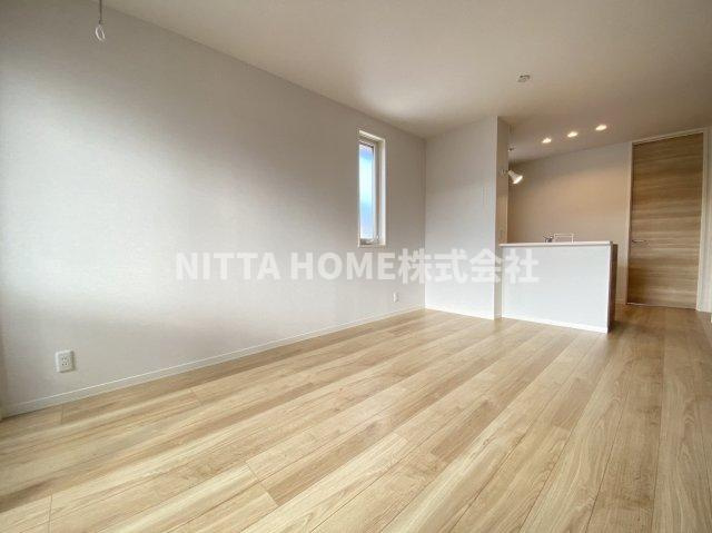 メゾンシュシュの居間・リビング|リビングに小窓が付いており風通しもＧＯＯＤ〇