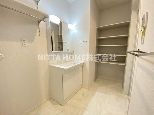 メゾンシュシュのその他共用部分|室内洗濯機置き場有り○脱衣所にも収納が付いており便利です＊