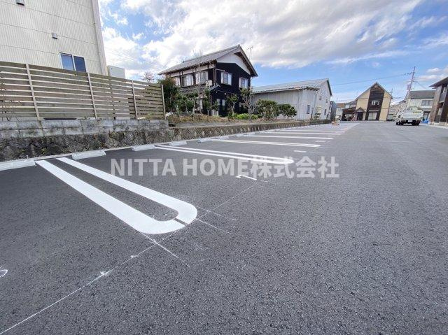 メゾンシュシュの駐車場|敷地内に駐車場があります◆