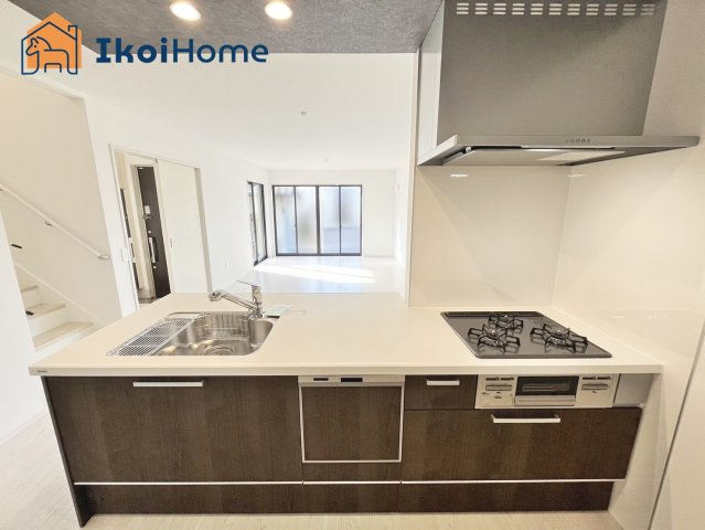 明石市日富美町1期　全7棟5号棟　新築戸建のキッチン|◆同社施工例◆人気の対面式キッチン♪家事の時短に欠かせない食洗機付きです！