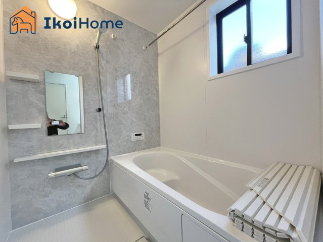 明石市日富美町1期　全7棟5号棟　新築戸建の浴室|◆同社施工例◆足を伸ばしてご入浴いただけるゆったりとした浴槽です。ベンチタイプで半身浴も可能です。