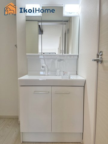 明石市日富美町1期　全7棟5号棟　新築戸建の洗面所|◆同社施工例◆洗面台はお化粧をする時にも便利な３面鏡＆お掃除の際にも便利なハンドシャワータイプです。