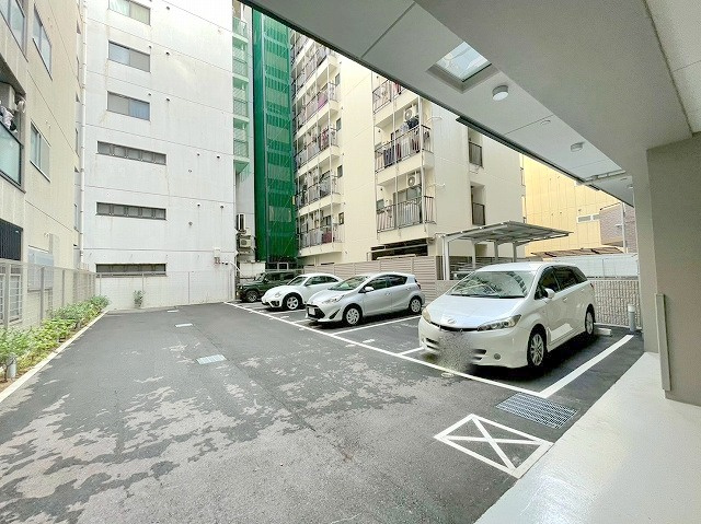 エスリード新大阪ラヴァーグの駐車場