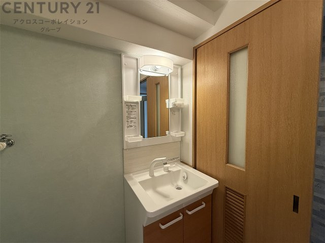 ゆったりとスペースのある洗面所