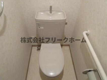 武蔵野市緑町１丁目の賃貸マンションのトイレ